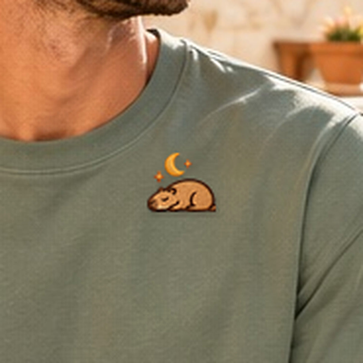 Detailansicht der Stickerei: Astro_Mellowbara – Herren-T-Shirt mit kleiner Stickerei, nachgeschärft