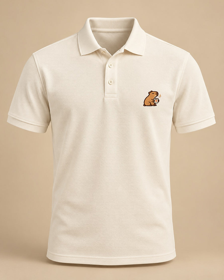 Mellowbara_mit_kaffee – neutrales Produktbild der Poloshirt mit kleiner Stickerei