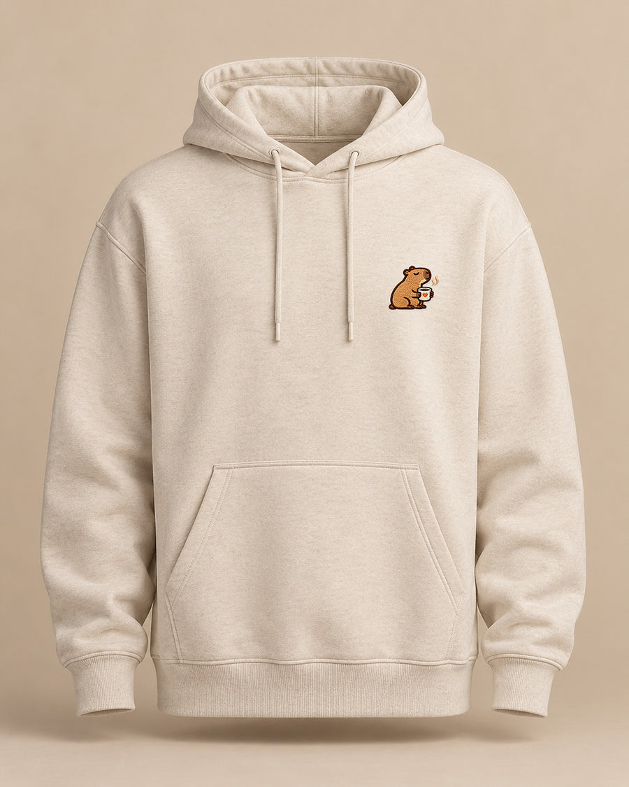 Mellowbara_mit_kaffee – neutrales Produktbild der Kapuzenpullover mit kleiner Stickerei