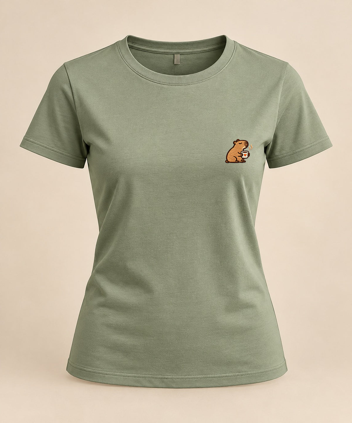 Mellowbara_mit_kaffee – neutrales Produktbild der Damen-T-Shirt mit kleiner Stickerei