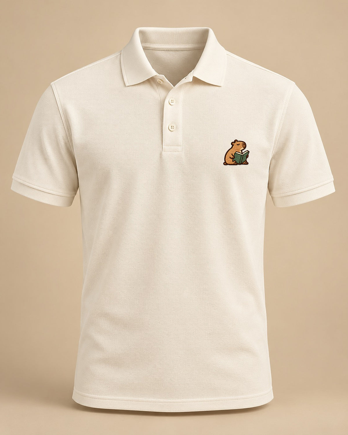 Lesendes_Mellowbara – neutrales Produktbild der Poloshirt mit kleiner Stickerei