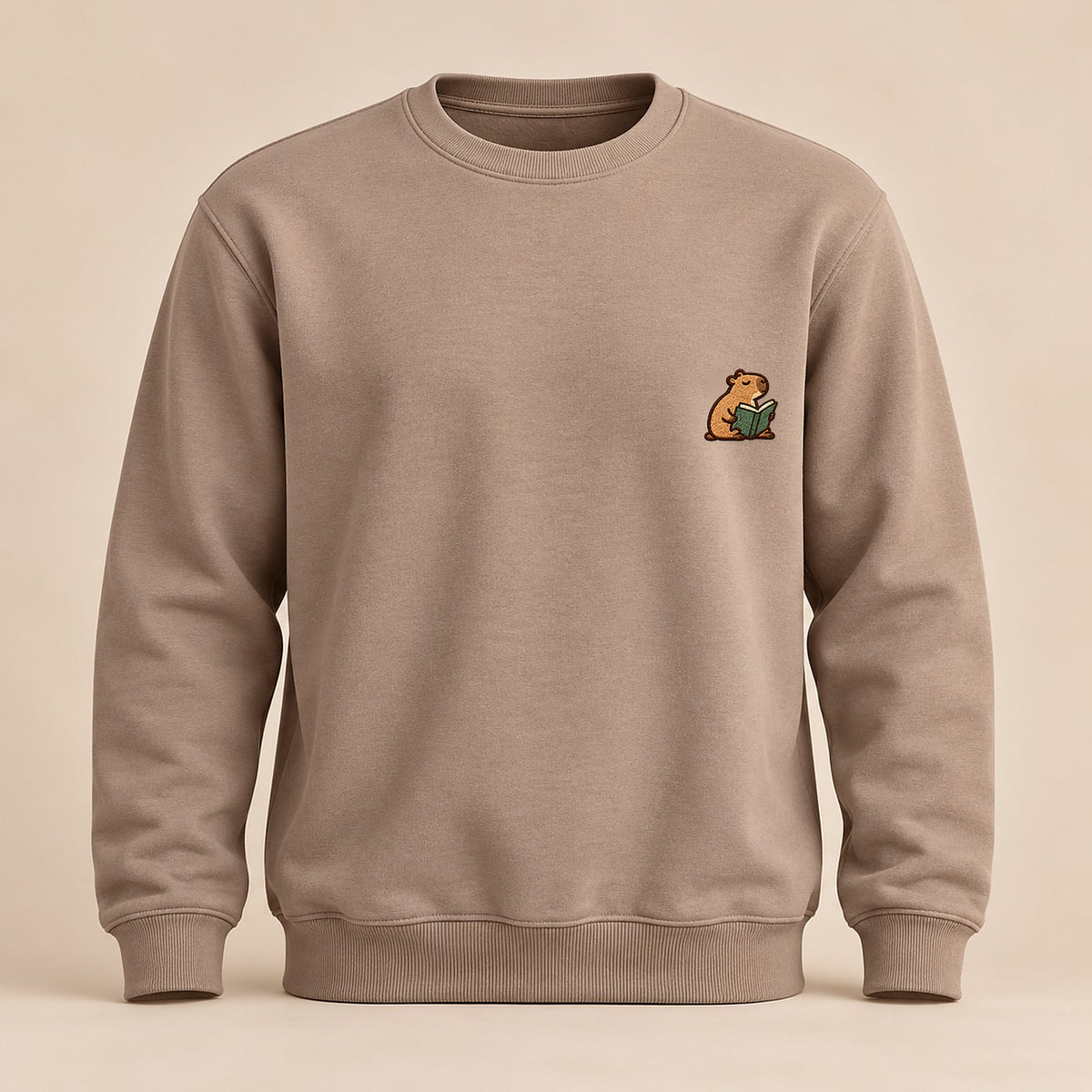 Lesendes_Mellowbara – neutrales Produktbild der Sweatshirt mit kleiner Stickerei