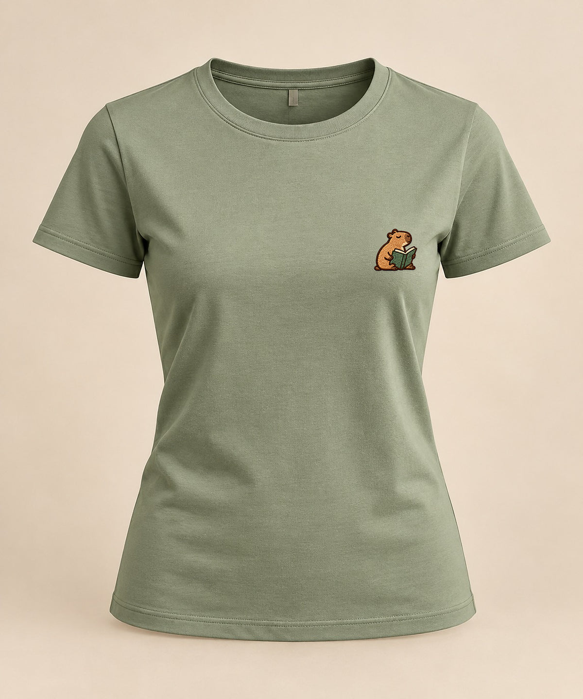 Lesendes_Mellowbara – neutrales Produktbild der Damen-T-Shirt mit kleiner Stickerei