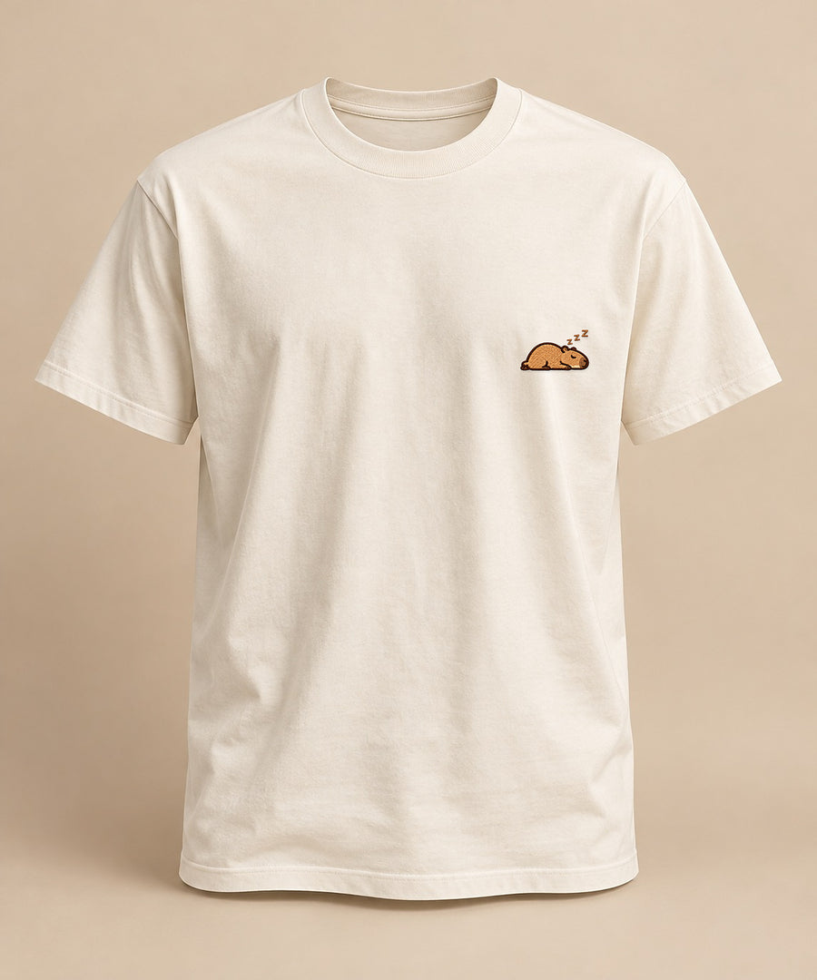 Mellowbara_schlafend – neutrales Produktbild der Herren-T-Shirt mit kleiner Stickerei