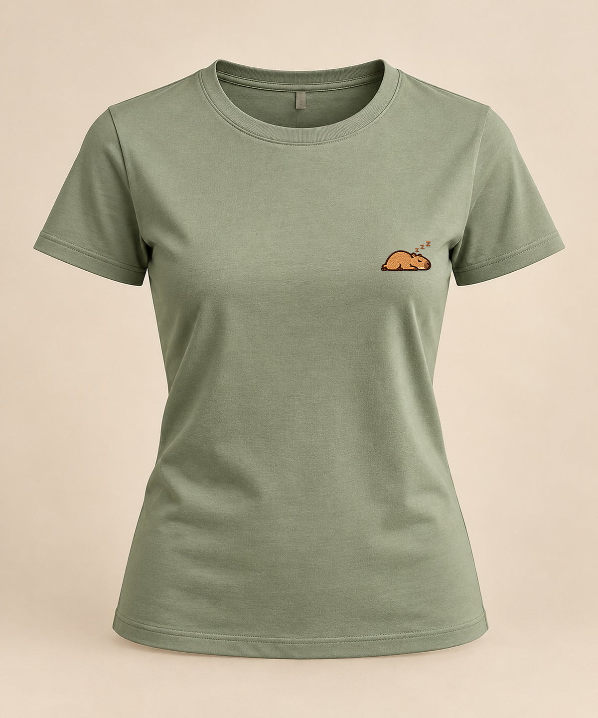 Mellowbara_schlafend – neutrales Produktbild der Damen-T-Shirt mit kleiner Stickerei