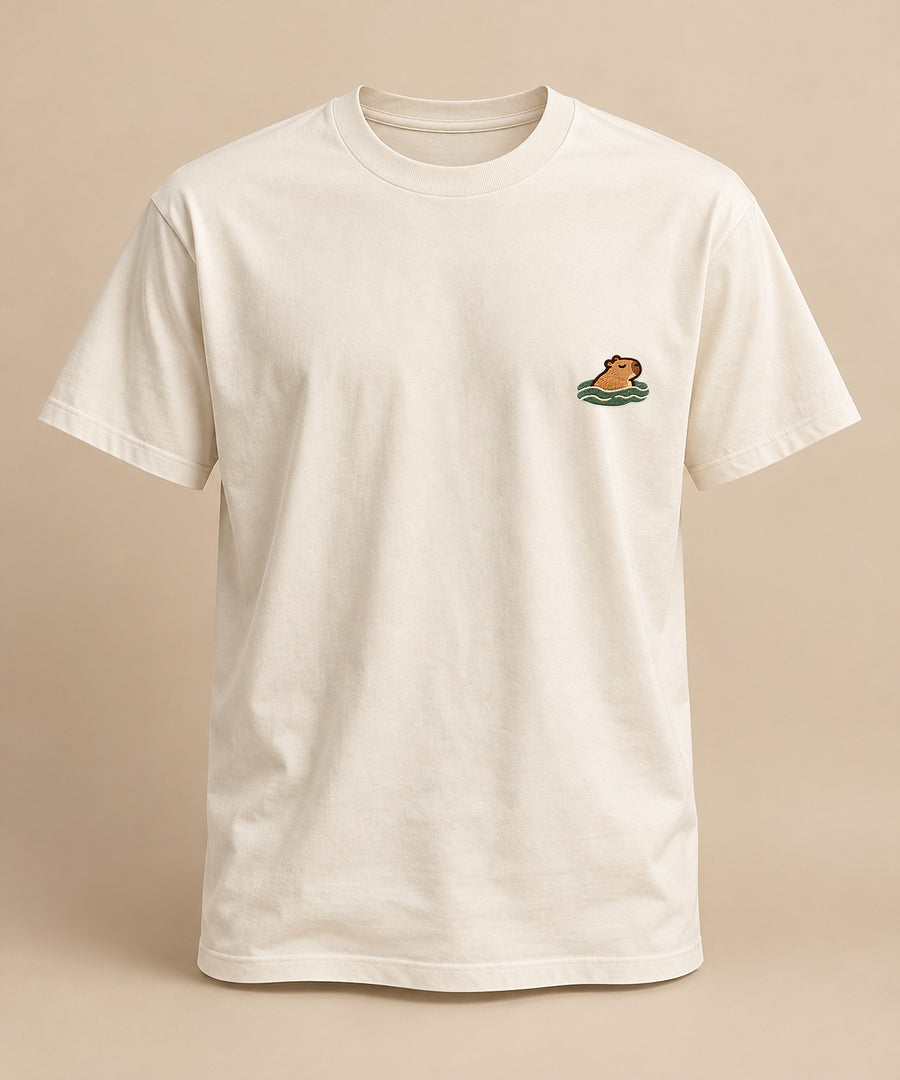 Swimming_Mellowbara – neutrales Produktbild der Herren-T-Shirt mit kleiner Stickerei